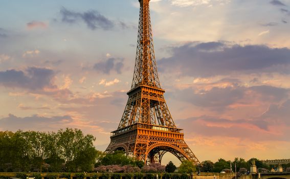 Kada bismo ga uspoređivali sa zgradom, Eiffelov toranj bi imao nevjerojatnih 75 katova
