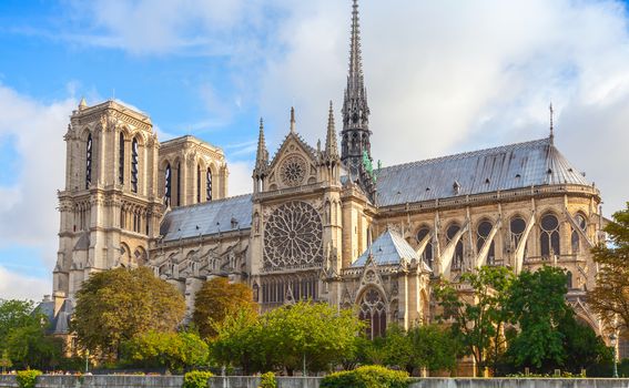 Notre Dame je s izgradnjom počela davne 1163. godine
