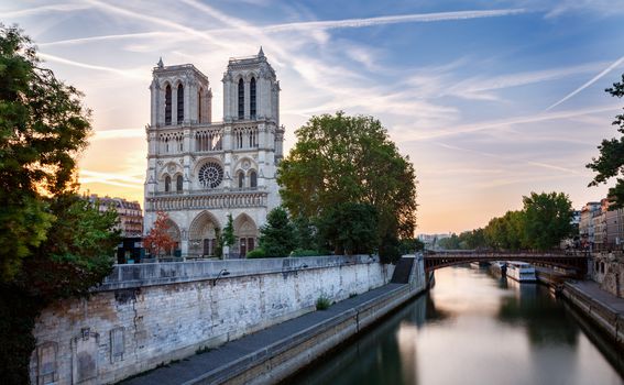 Nakon požara koji je Notre Dame zahvatio 2019. godine zatvorena je radi obnove
