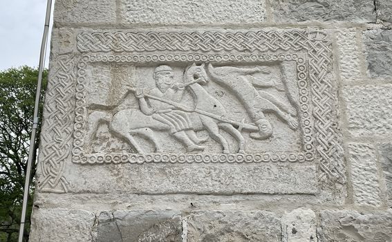 Perunov boj (reljef na pročelju mjesne crkve u Žrnovnici)