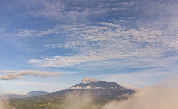 Iz vulkana Marapi u Indoneziji mjesecima se već dimi - 1