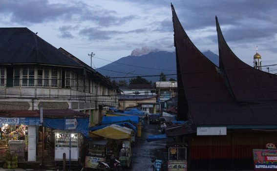 Iz vulkana Marapi u Indoneziji mjesecima se već dimi - 2
