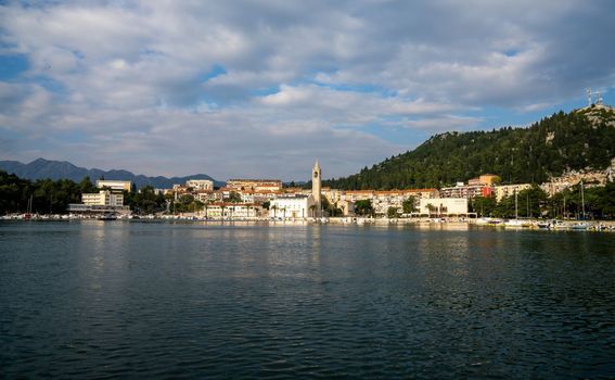 Najviša temperatura u povijesti mjerenja u Hrvatskoj zabilježena u Pločama 4. kolovoza 1981. godine: 42,8 stupnjeva