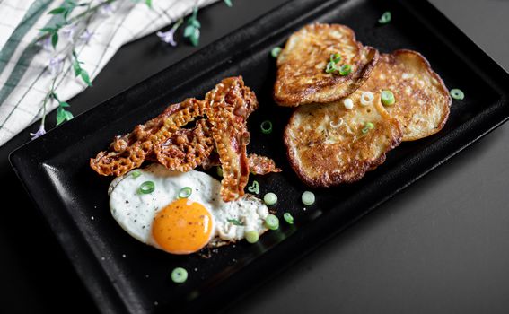 Irski doručak - boxty s jajem i prženom slaninom
