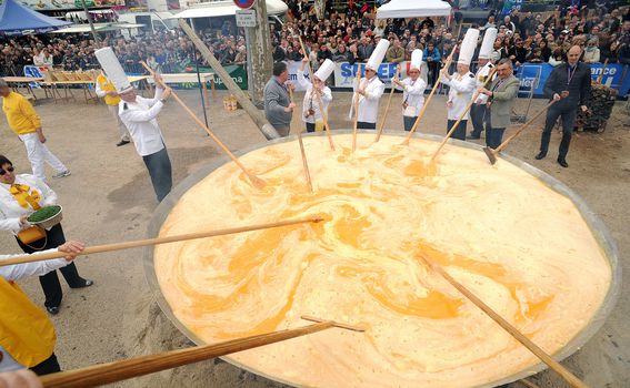 Pečenje velikog omleta u Bessièresu u Francuskoj - 1