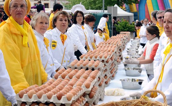 Pečenje velikog omleta u Bessièresu u Francuskoj - 3