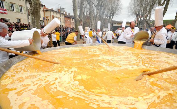Pečenje velikog omleta u Bessièresu u Francuskoj - 4
