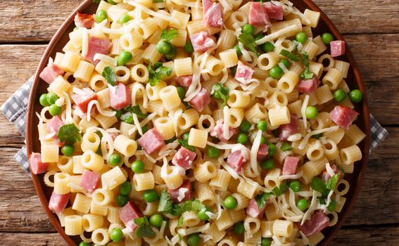Hladna salata od tjestenine, šunke i graška