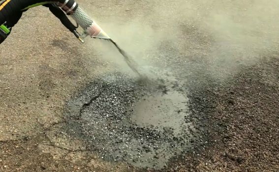 Kamion za krpanje rupa na cesti P5, tvrtke Cimline - 2