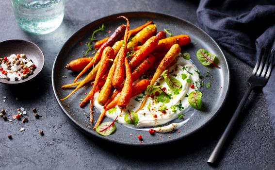 Glazirane mrkve na umaku od grčkog jogurta