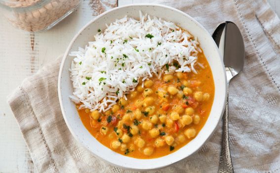 Slanutak u kremastom umaku s kuhanom rižom