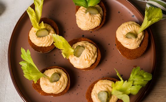 Punjena jaja inspirirana koktelom Bloody Mary