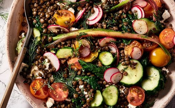 Salata od leće, feta sira i povrća