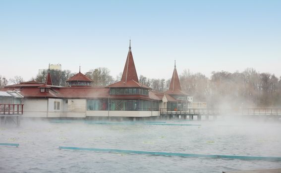 Mistično jezero Hevíz nalazi se na oko sat vremena od hrvatske granice
