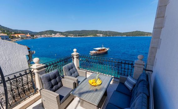 Seafront Apartment Vis - 3