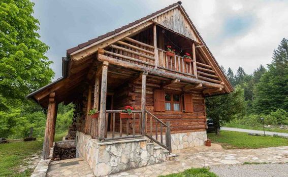 Drvena kuća kod Plitvičkih jezera