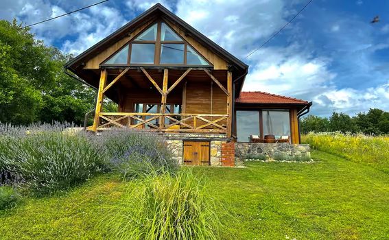 Vikendica Aurora okružena je prirodom