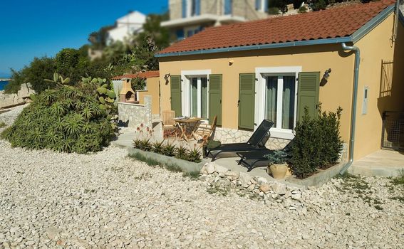 Ribarska kućica je udaljena svega nekoliko metara uz more