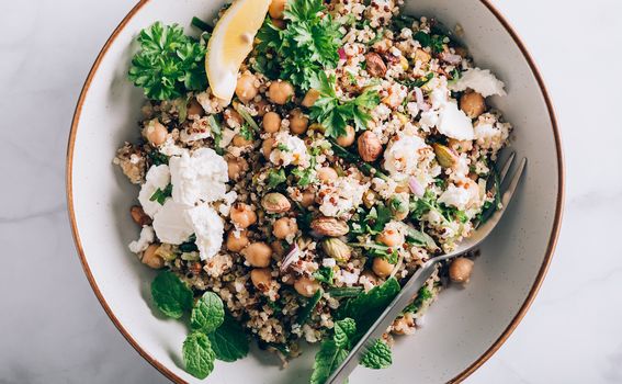 Proteinska salata od kvinoje, slanutka i povrća