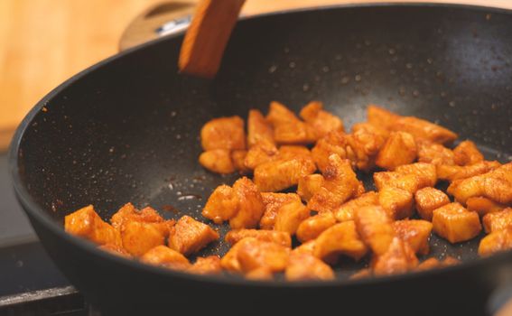 Piletinu začinite uljem, dimljenom paprikom i češnjakom pa ju pržite do zlatne boje