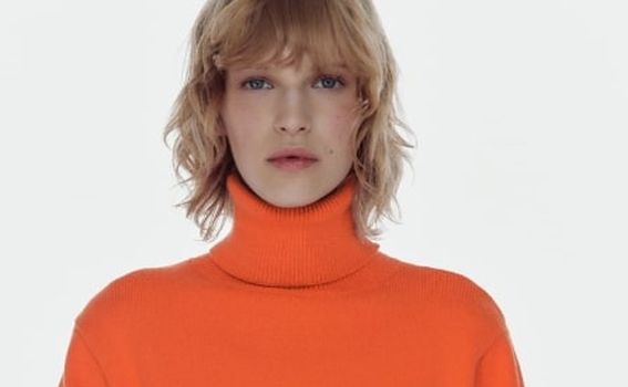 Zara: cropped pulover s podignutim ovratnikom, cijena: 199,90 kn