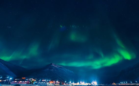 Polarna svjetlost iznad Svalbarda