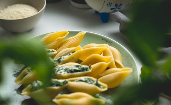 Talijanska večera: Zapečena tjestenina punjena ricottom i špinatom - 31