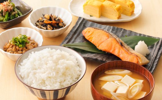 Tipični japanski doručak uključuje rižu, soju, miso juhu, a katkad i malo ribe