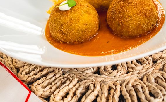 Ana-Maria Cuglin: Arancini na šalši s porilukom i tuilesom od parmezana - 13