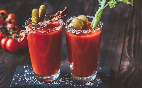 Koktel Bloody Mary se servira sa stabljikama celera