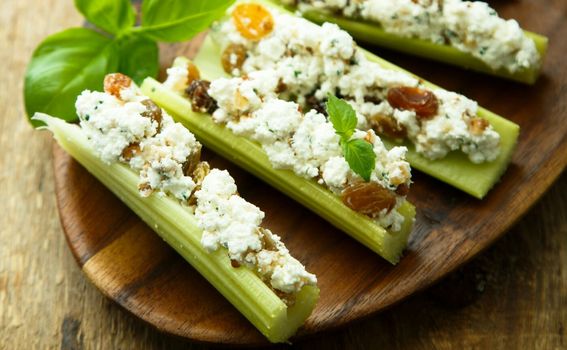 Stabljike celera nadjeven sa svježim sirom