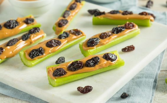 Celer s maslacem od kikirikija i sušenim grožđicama