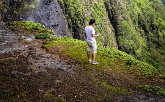 Obrnuti vodopad Naneghat, Indija - 1
