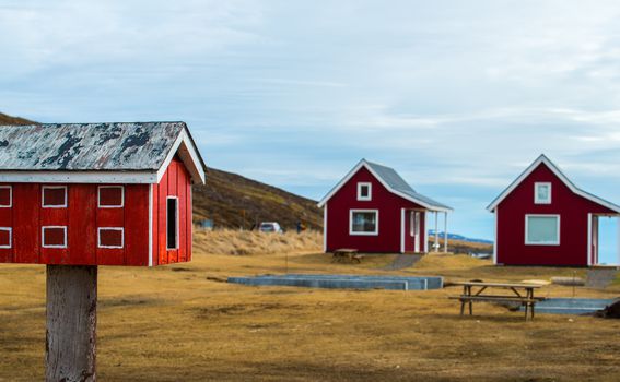 Crvene drvene kućice na Islandu