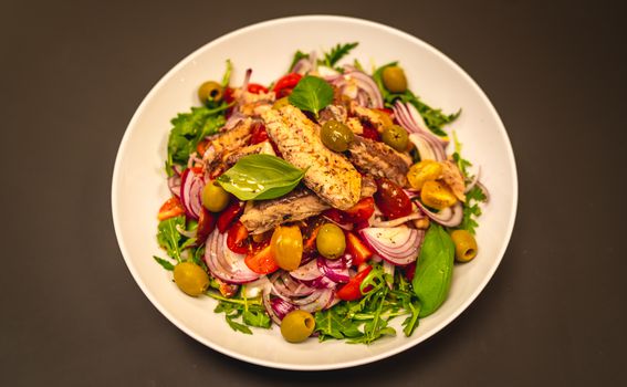 Master jela u 15 min: Mediteranska salata sa slanutkom i skušom - 5