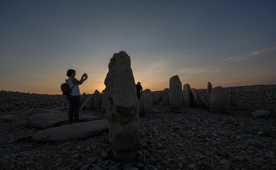 Izranjanje monolitskog kamenja iz vode privuklo je arheologe, ali i brojne turiste