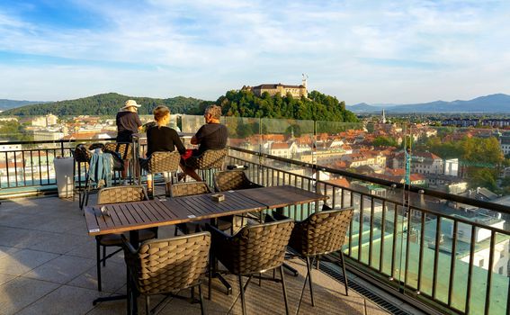 Pogled na Ljubljanski dvorac s terase kafića