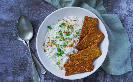 Pečeni tempeh možete poslužiti umjesto mesa s kuhanom rižom