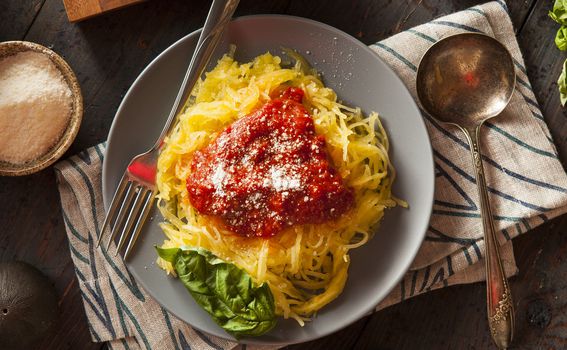 Špageti bundeva sjajna za jesenska zamjena za tjesteninu