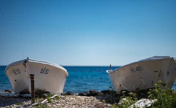 Plaže, uvale, klifovi, špilje, znamenitosti i zanimljivosti