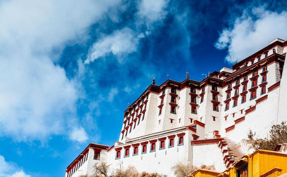 Lhasa, Kina: Ovaj je duhovni centar tibetanskog Budizma smješten u srcu Himalaja. Iz njega se pruža nezaboravni pogled na svijet.