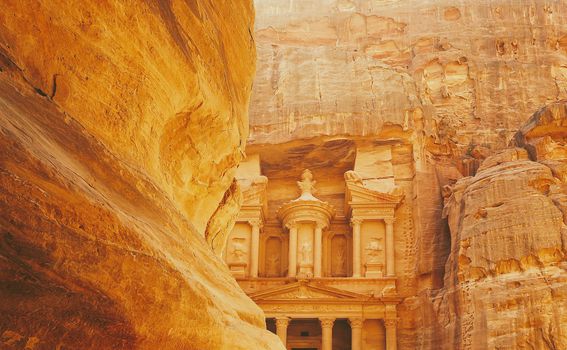 Petra, Jordan: Iako svi za Petru misle da je samo hram u stijeni, to je puno više od toga. Petra se prostire na nekoliko kilometara kvadratnih te uz poznati hram donosi i brojna druga arheološka nalazišta koja definitivno vrijedi vidjeti.