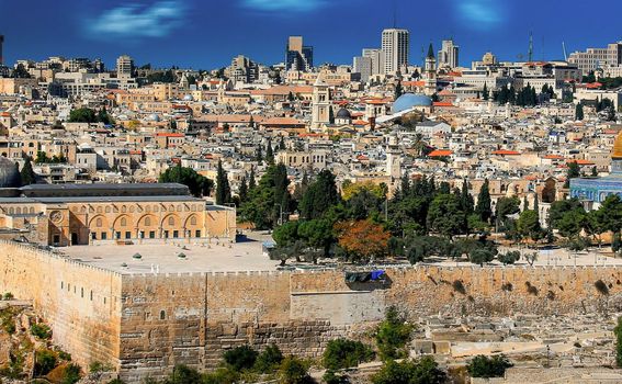 Jeruzalem, Izrael: Obično se grad dijeli na zapadni, koji je pretežno židovski, i istočni, koji je pretežno arapski. U okviru istočnog Jeruzalema nalazi se i Stari grad, koji je podijeljen u četiri četvrti: muslimansku, židovsku, kršćansku i armensku.