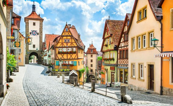Srednjovjekovni grad koji postoji još od 10. stoljeća, nalazi se na Romantičnoj cesti, koja vodi pitoreskni put kroz Bavarsku. Rothenburg ima mnogo povijesnih zgrada vrijednih divljenja, a turisti uvijek zastanu kod srednjovjekovnog obrambenog zida, muzej