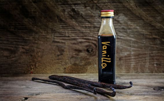 Čisti ekstrakt vanilije koji ima visok postotak alkohola neće izgubiti svoja svojstva ako se dobro zatvori te čuva na suhom i hladnom mjestu.