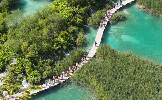 Turisti obilaze Plitvička jezera