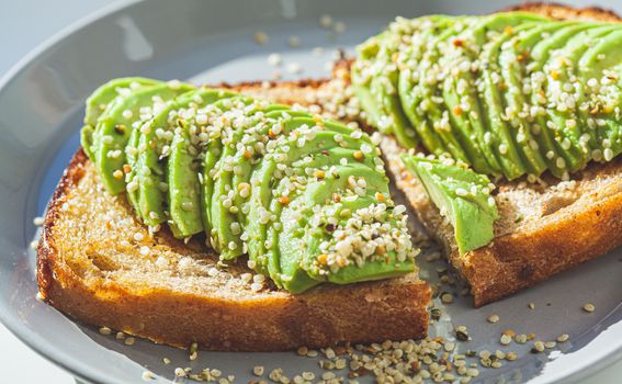 Konopljine sjemenke možete dodati na avokado tost