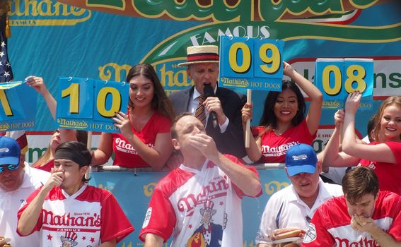 Natjecateljsko jedenje hrane Joey Chestnut i Takeru Kobayashi - 4