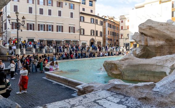 Fontana Trevi i turisti - 1