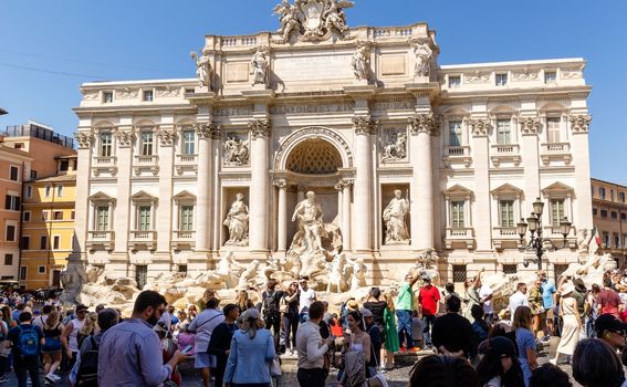 Fontana Trevi i turisti - 3